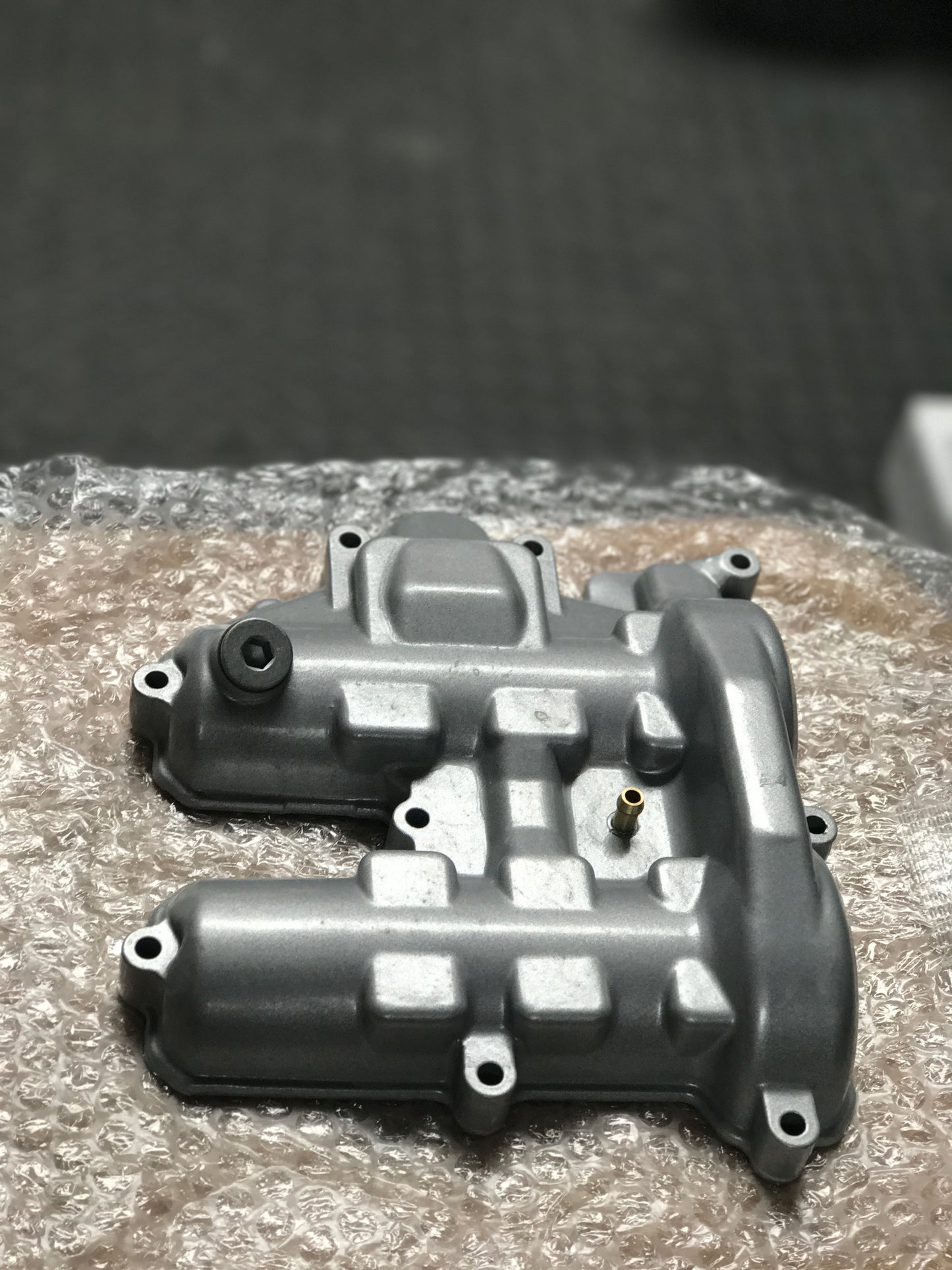 210674 - Valve Cover Assembly for engine types: 655.
