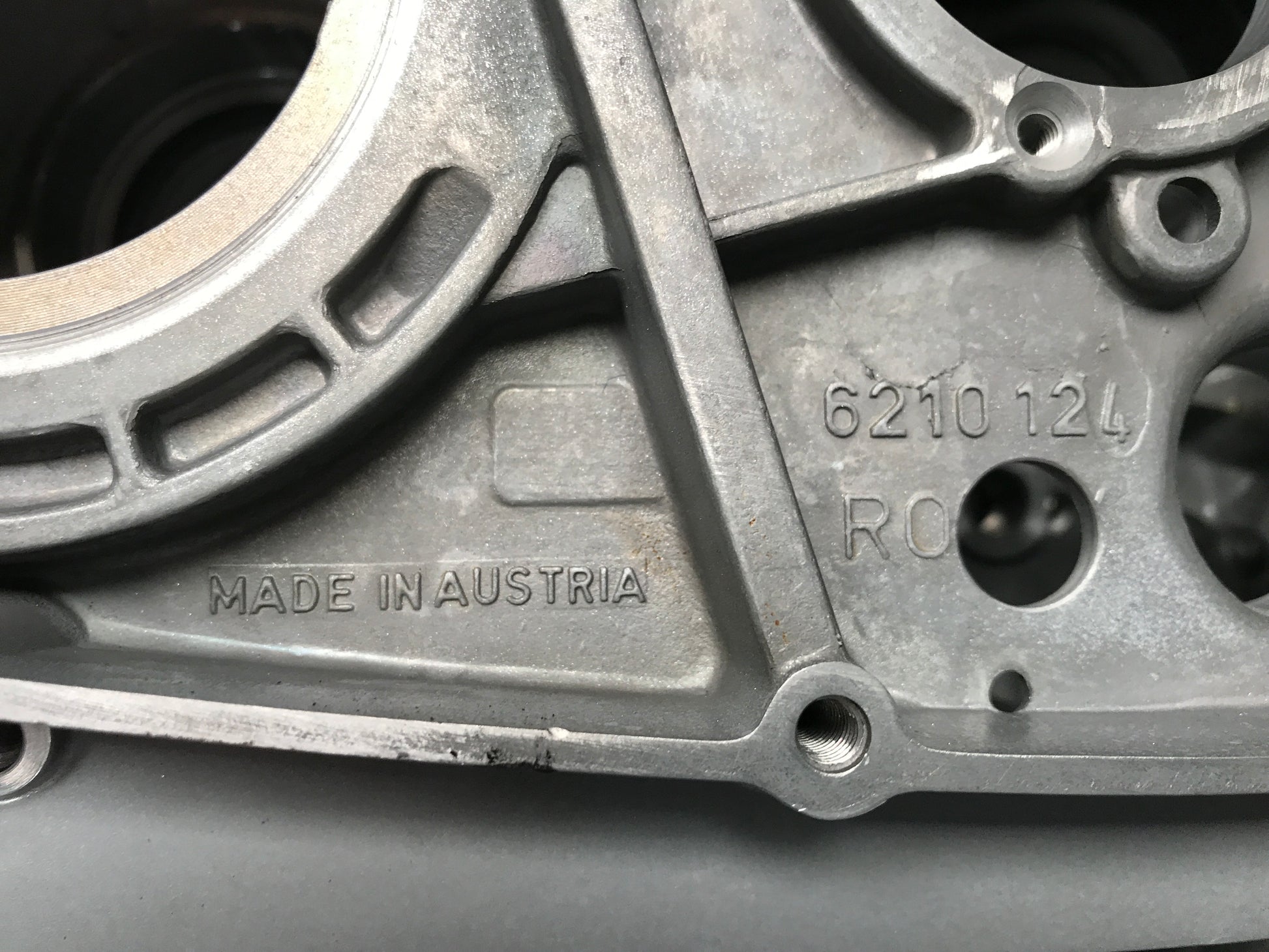 295439 - Crankcase Assy for engine types: 604.