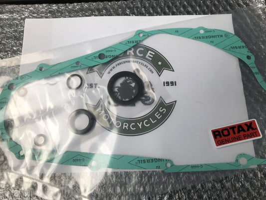 All you need to replace your Clutch Gasket, for engine types: 348, 504, 560, 604, 605.  Set includes:  1 x Clutch Cover Gasket (250-381) 1 x Bottom Pulley O Ring (230-890) 1 x Bottom Pulley Seal (930-715) 1 x Gear Shaft O Ring (430-110) 1 x Kick Start Shaft Seal (831-260) 1 x TDC Plug Copper Seal (950-141)